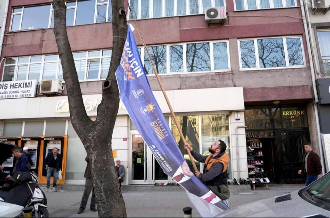 Siyasi partilerin seçim afişleri ve pankartları toplatıldı