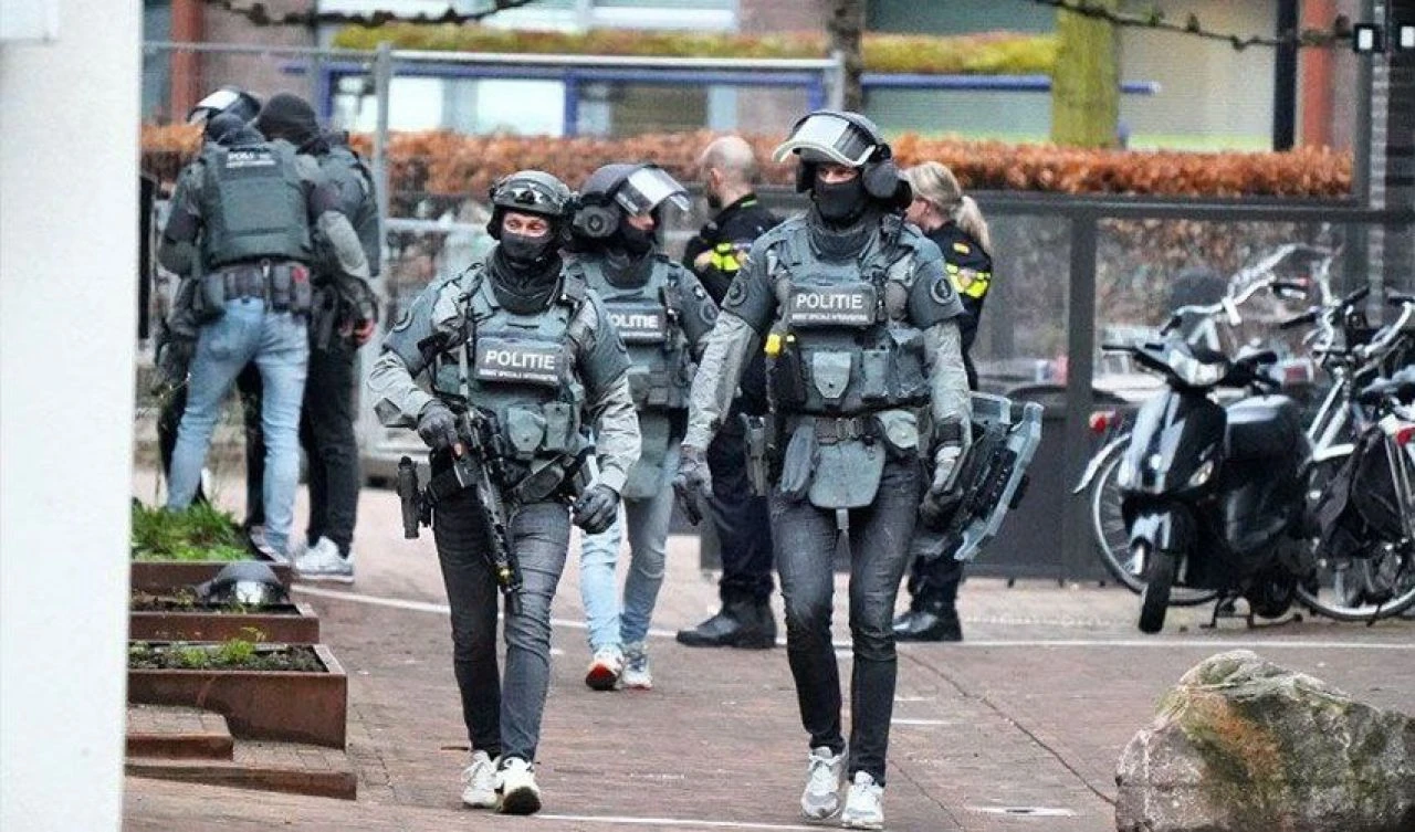 Son dakika! Hollanda'da rehine krizi! Bölgedeki evler tahliye edildi - 1. Resim