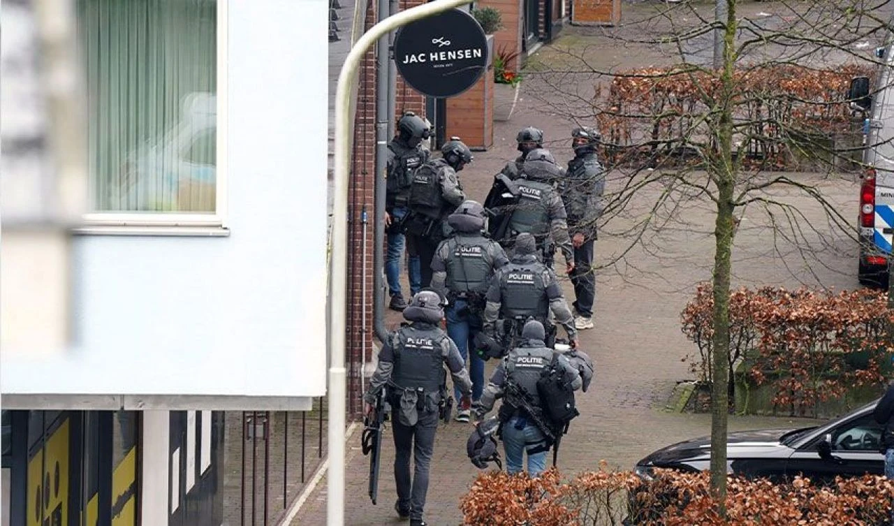 Son dakika! Hollanda'da rehine krizi! Bölgedeki evler tahliye edildi - 2. Resim