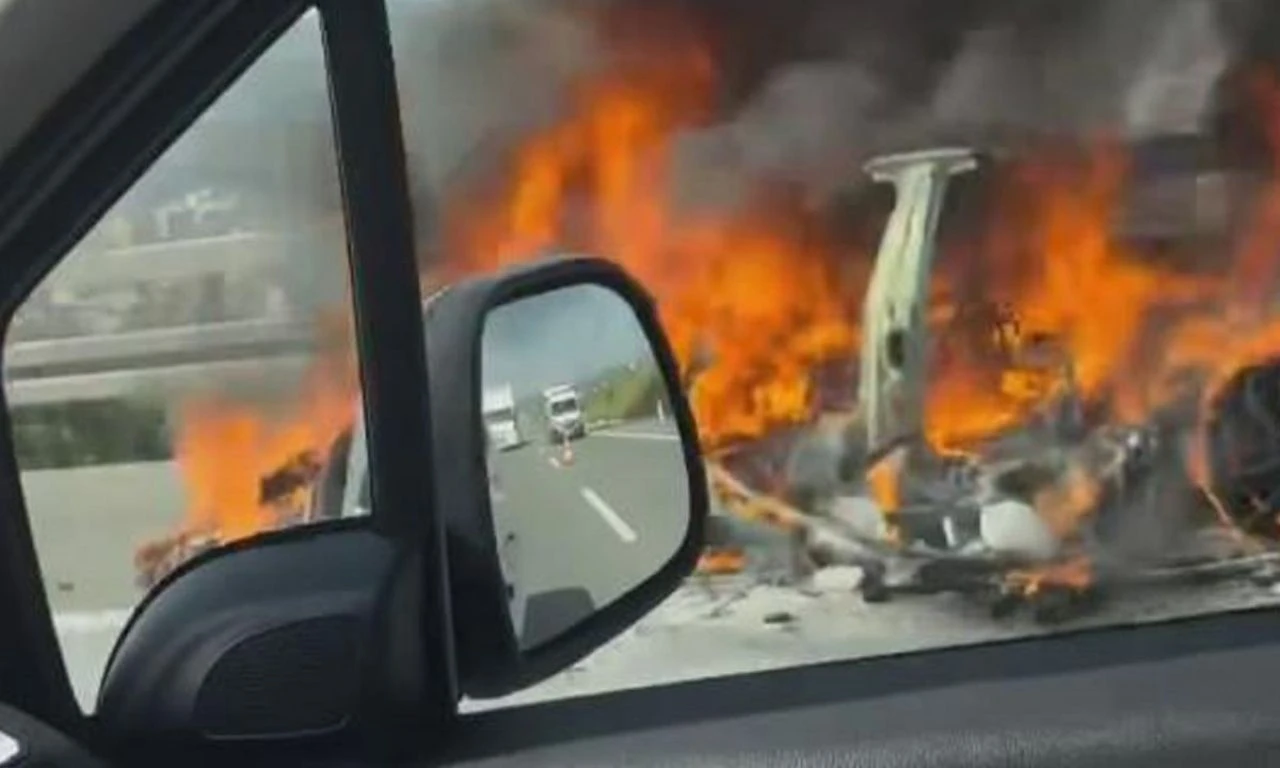 TOGG'un memleketinde Tesla alev alev yandı: Sürücüsü saniyelerle kurtuldu - 1. Resim