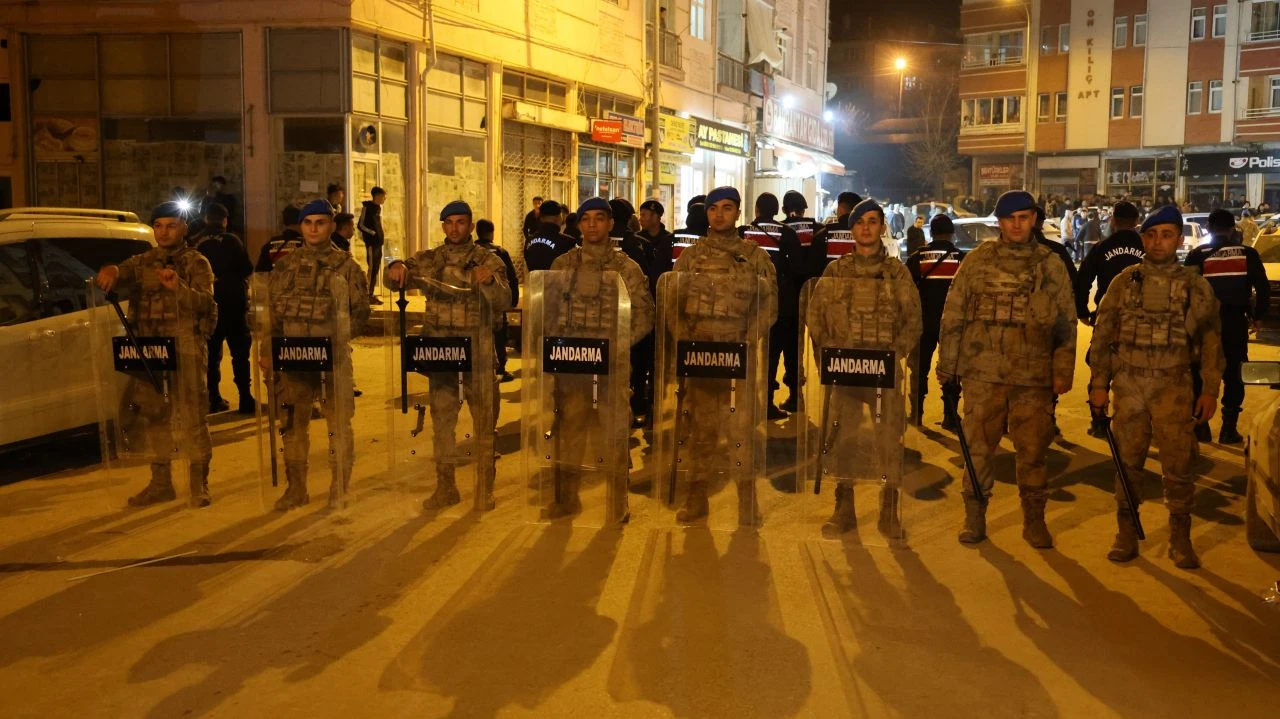 8 oy için ortalığı karıştırdılar! Yumruk yumruğa kavga - 1. Resim