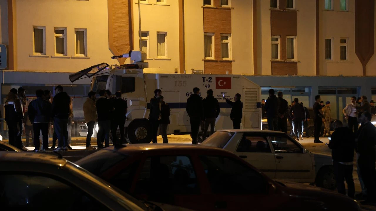 8 oy için ortalığı karıştırdılar! Yumruk yumruğa kavga - 3. Resim