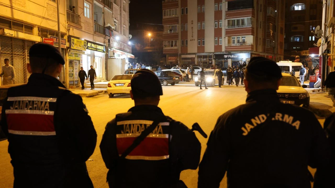 8 oy için ortalığı karıştırdılar! Yumruk yumruğa kavga - 2. Resim