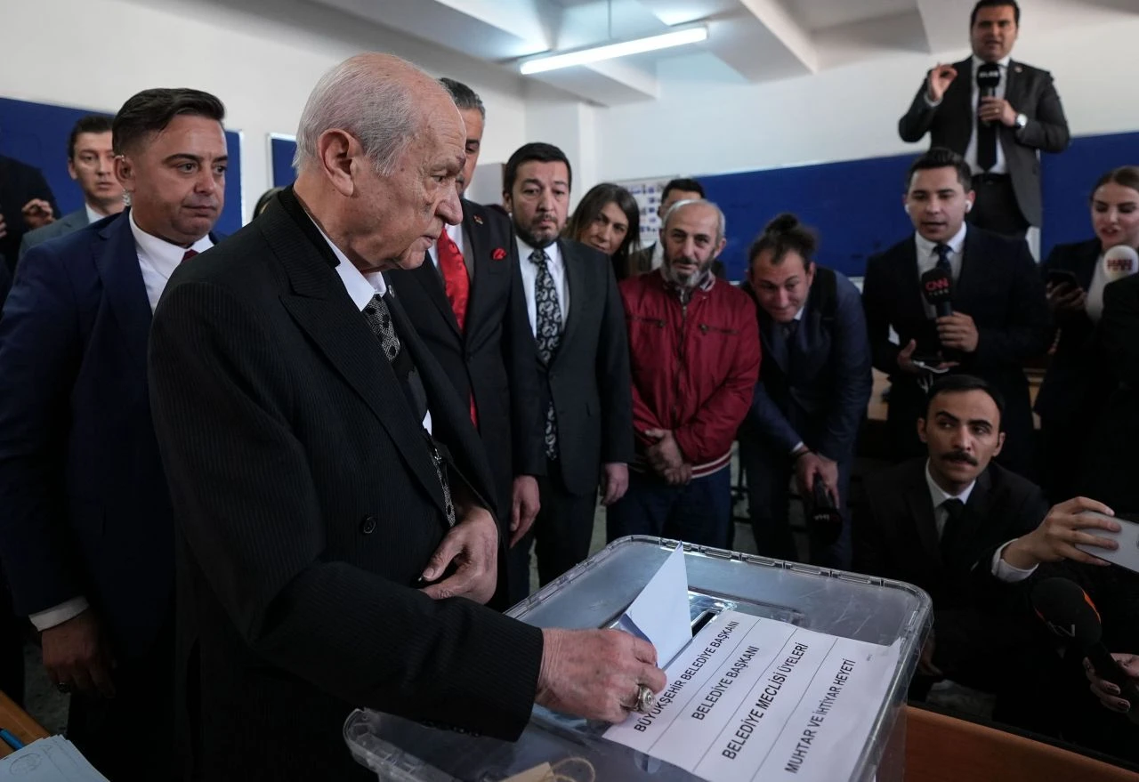 Bahçeli oyunu kullandı! Yüzündeki morlukların sebebi belli oldu