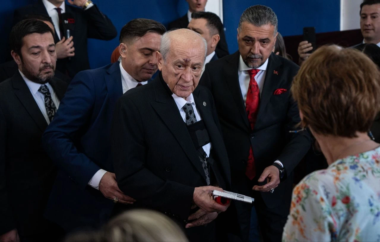 Bahçeli oyunu kullandı! Yüzündeki morlukların sebebi belli oldu