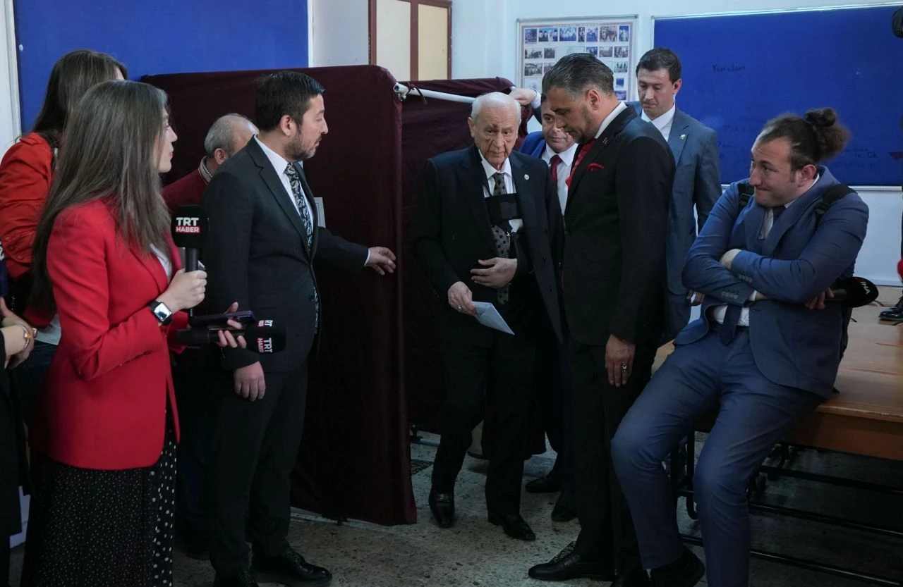 Bahçeli oyunu kullandı! Yüzündeki morlukların sebebi belli oldu