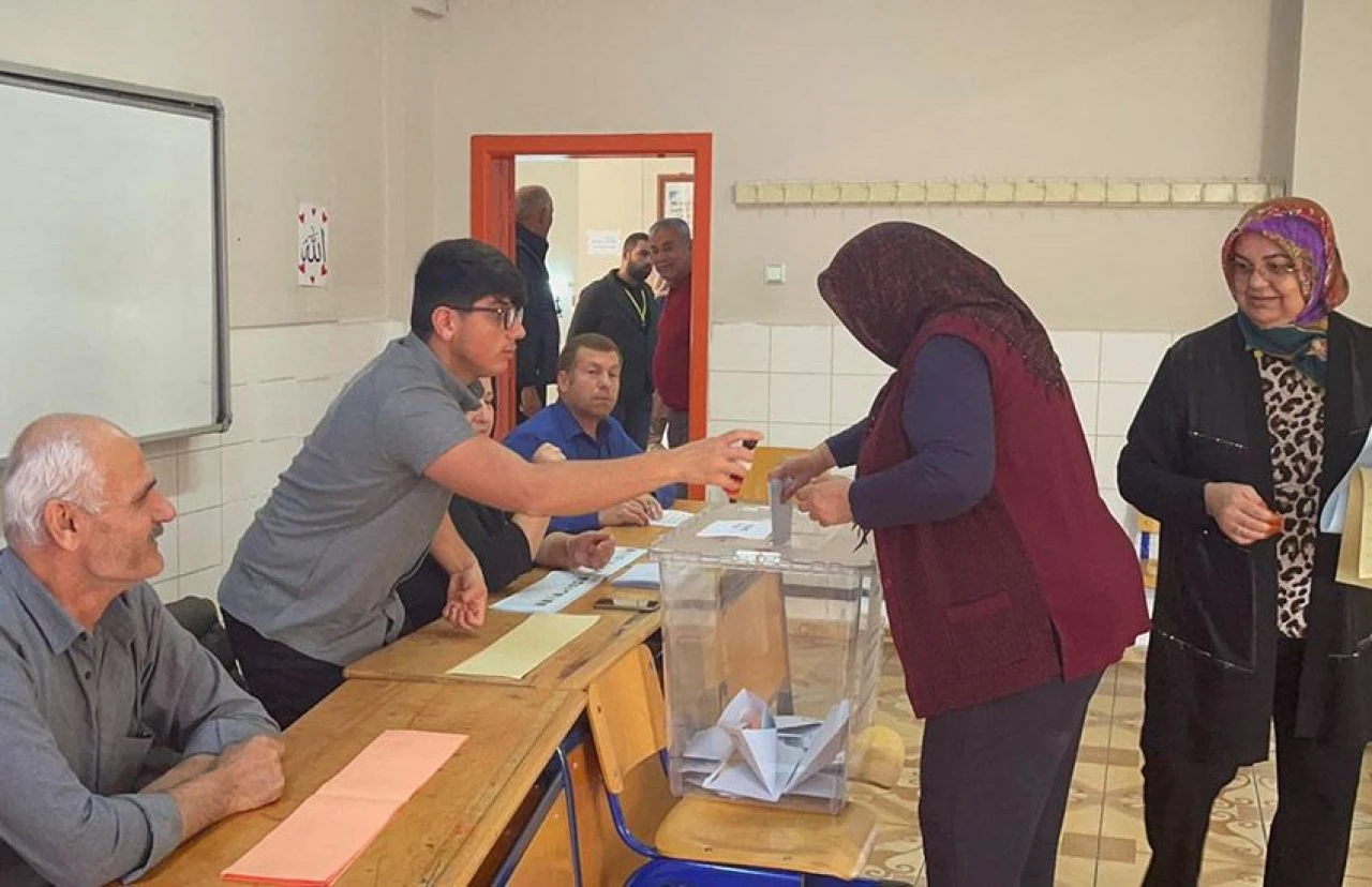 Deprem bölgesinde konteyner kentte oy kullandılar - 2. Resim