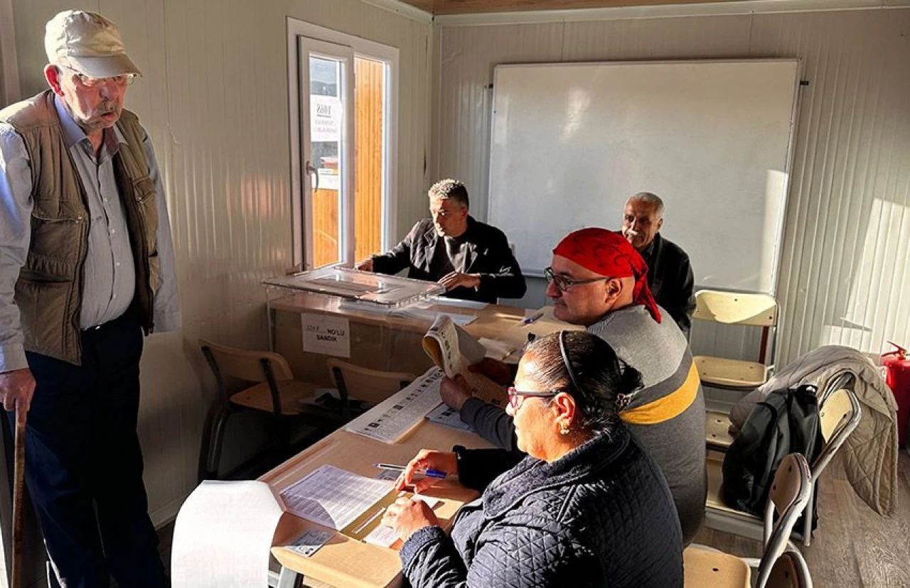 Deprem bölgesinde konteyner kentte oy kullandılar - 1. Resim