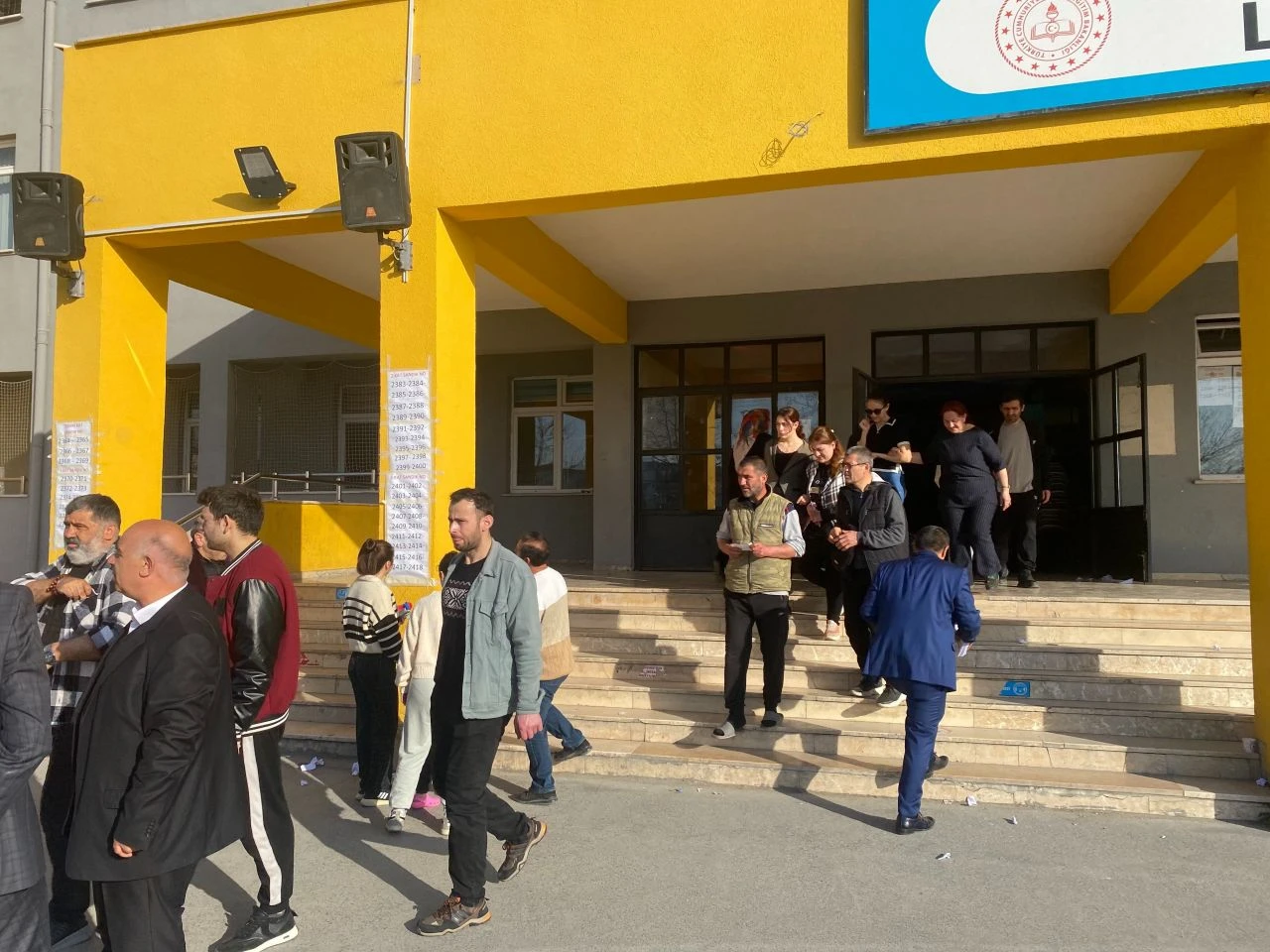 En çok seçmenin kayıtlı olduğu okulda oy verme yoğunluğu