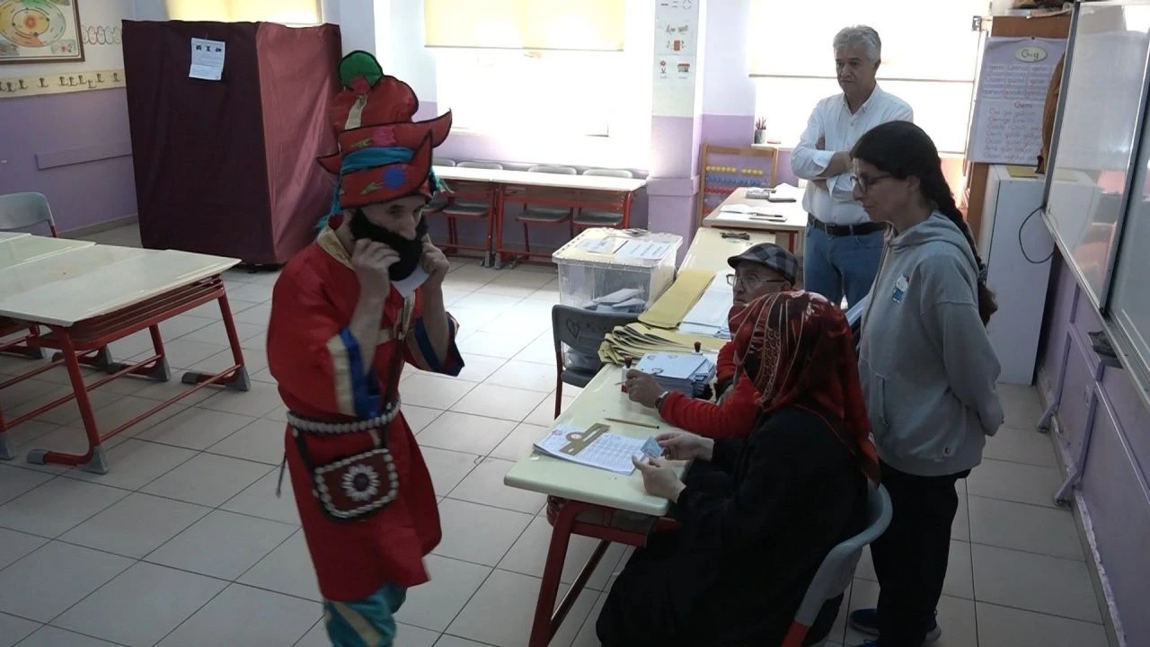 Fantastik seçmenler de sandığa gitti! Onlara bir bakan bir daha baktı