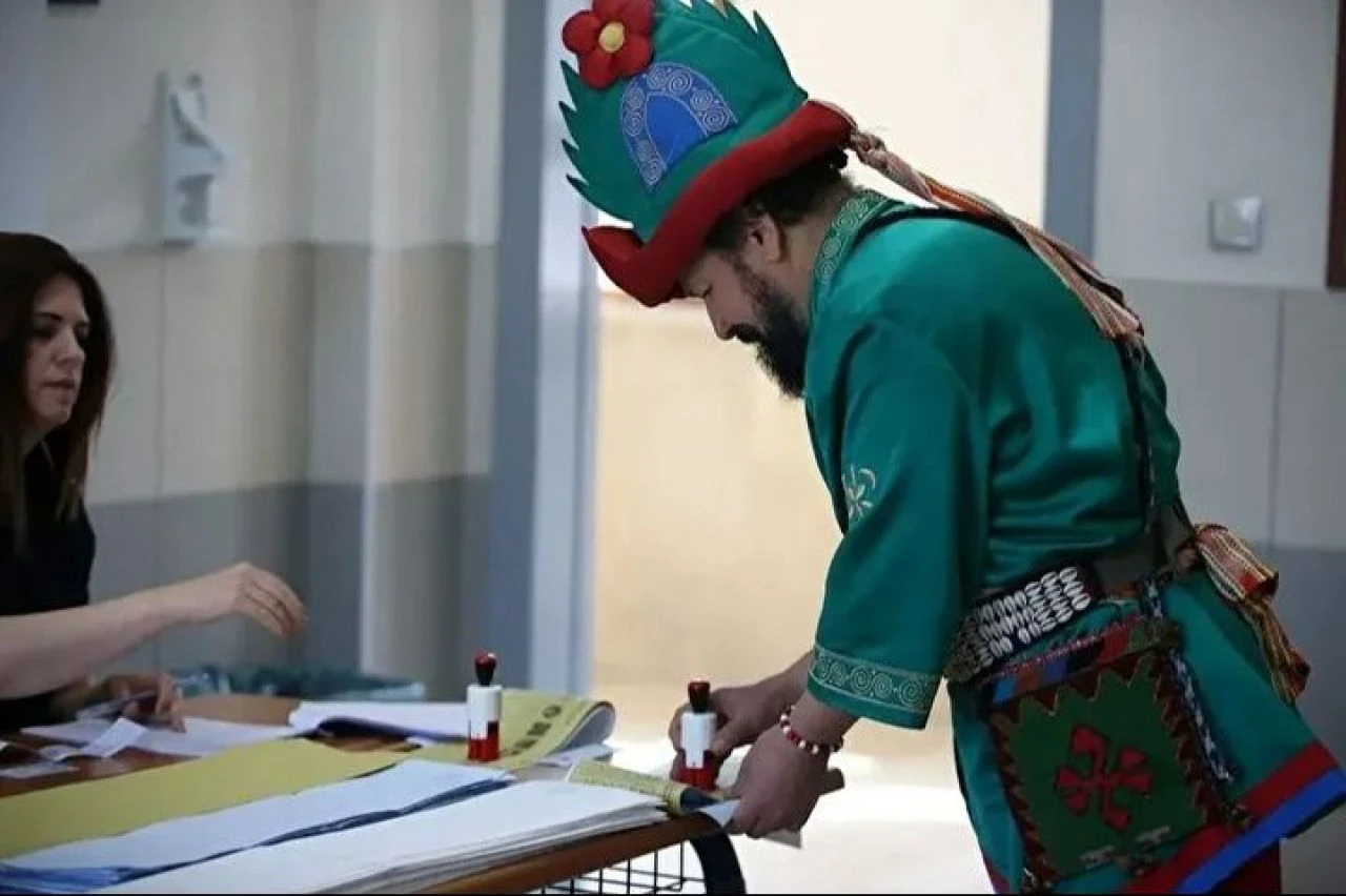 Fantastik seçmenler de sandığa gitti! Onlara bir bakan bir daha baktı