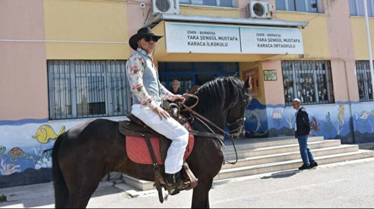 Hayvanlarıyla beraber oy kullandılar! Kimi kedisi ve köpeği ile geldi, kimi atıyla havalı giriş yaptı