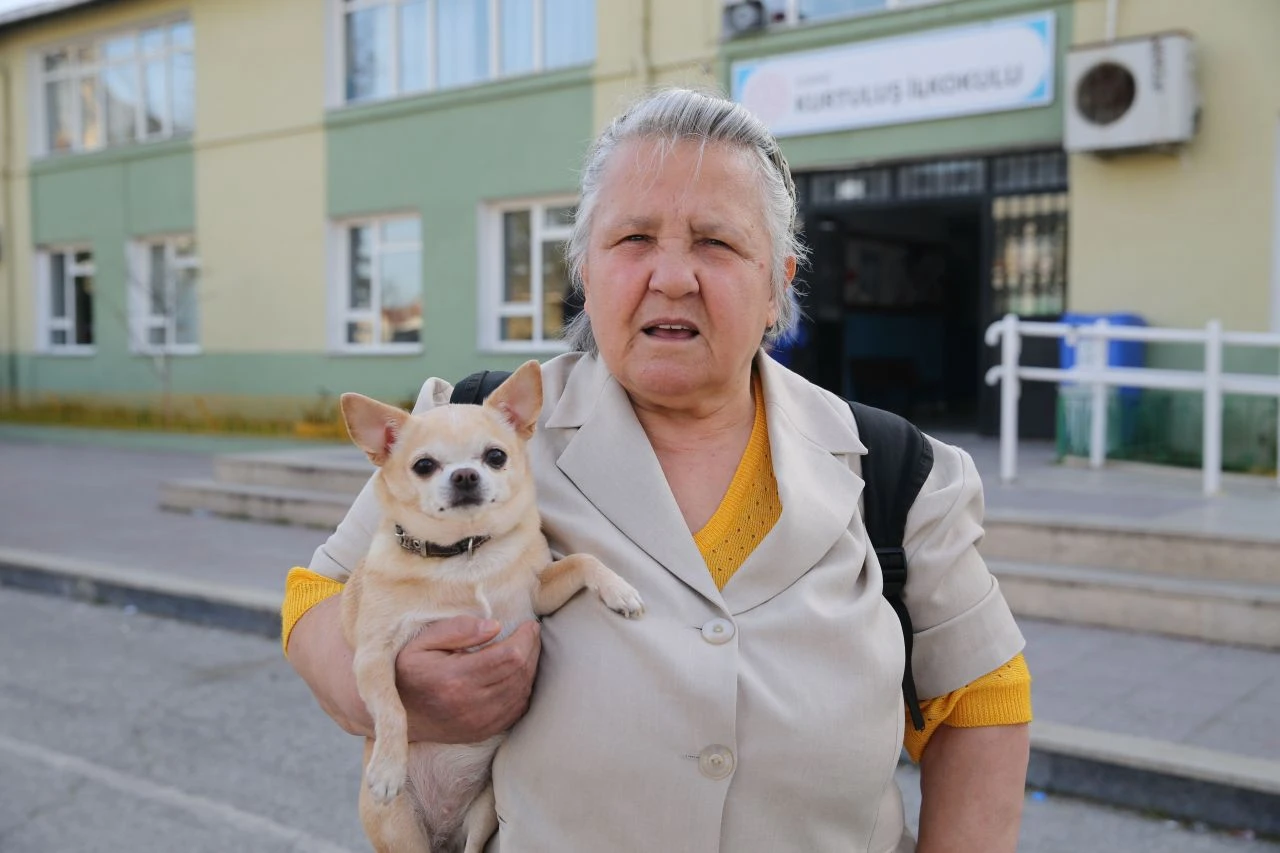 Hayvanlarıyla beraber oy kullandılar! Kimi kedisi ve köpeği ile geldi, kimi atıyla havalı giriş yaptı