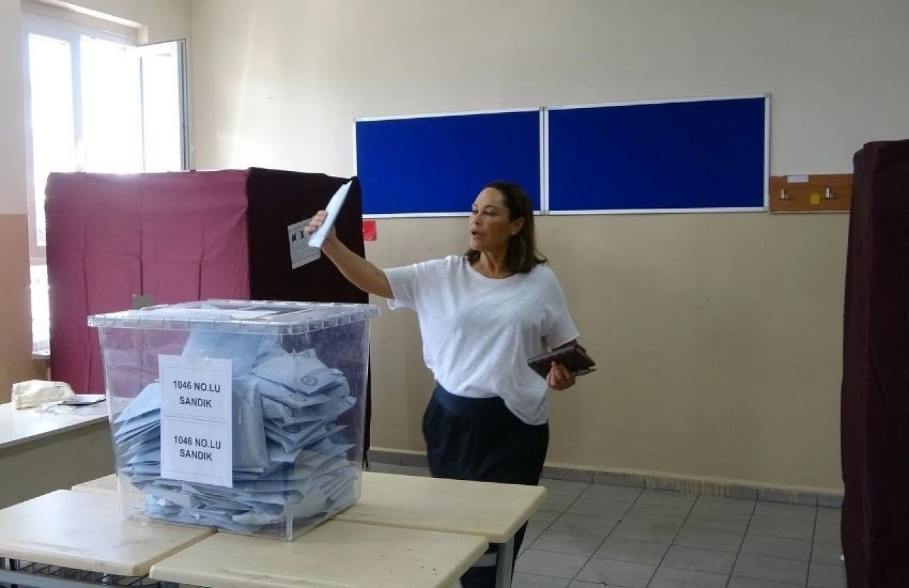 Hülya Avşar yerel seçimlerde oyunu kullandı! Beşiktaş tezahüratına ise sessiz kalamadı