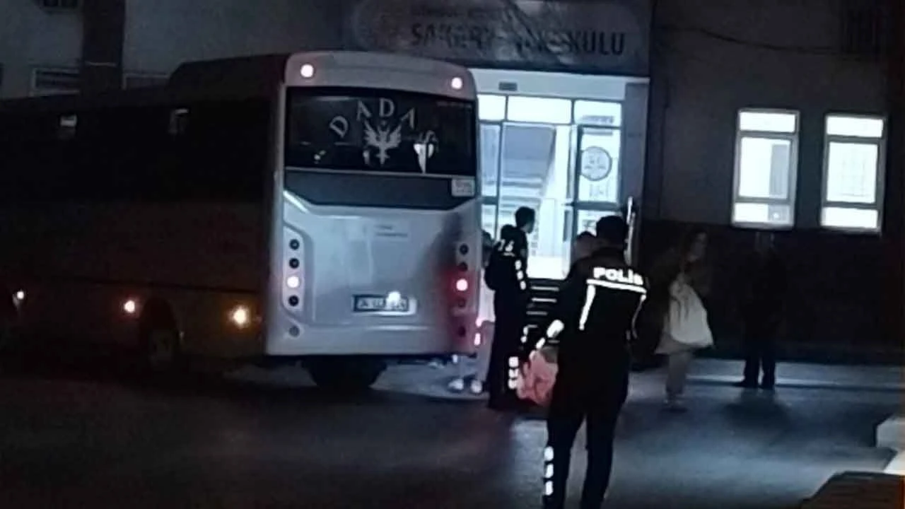 İstanbul’da oy pusulaları okullara getirildi