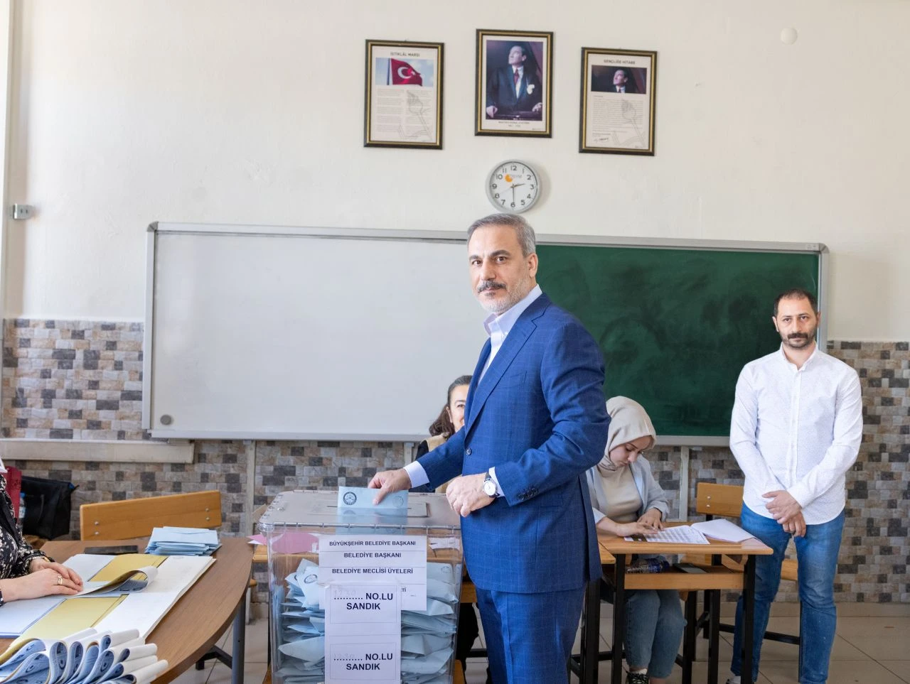 Kimi ailesiyle, kimi tek başına oyunu kullandı! İşte siyasilerin sandık başından yansıyan kareleri - 14. Resim