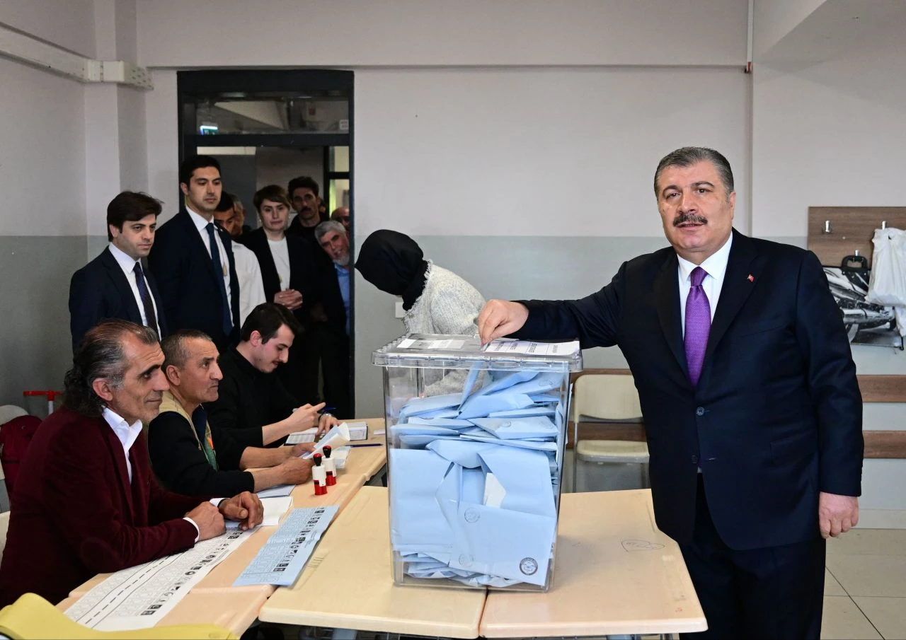 Kimi ailesiyle, kimi tek başına oyunu kullandı! İşte siyasilerin sandık başından yansıyan kareleri - 23. Resim