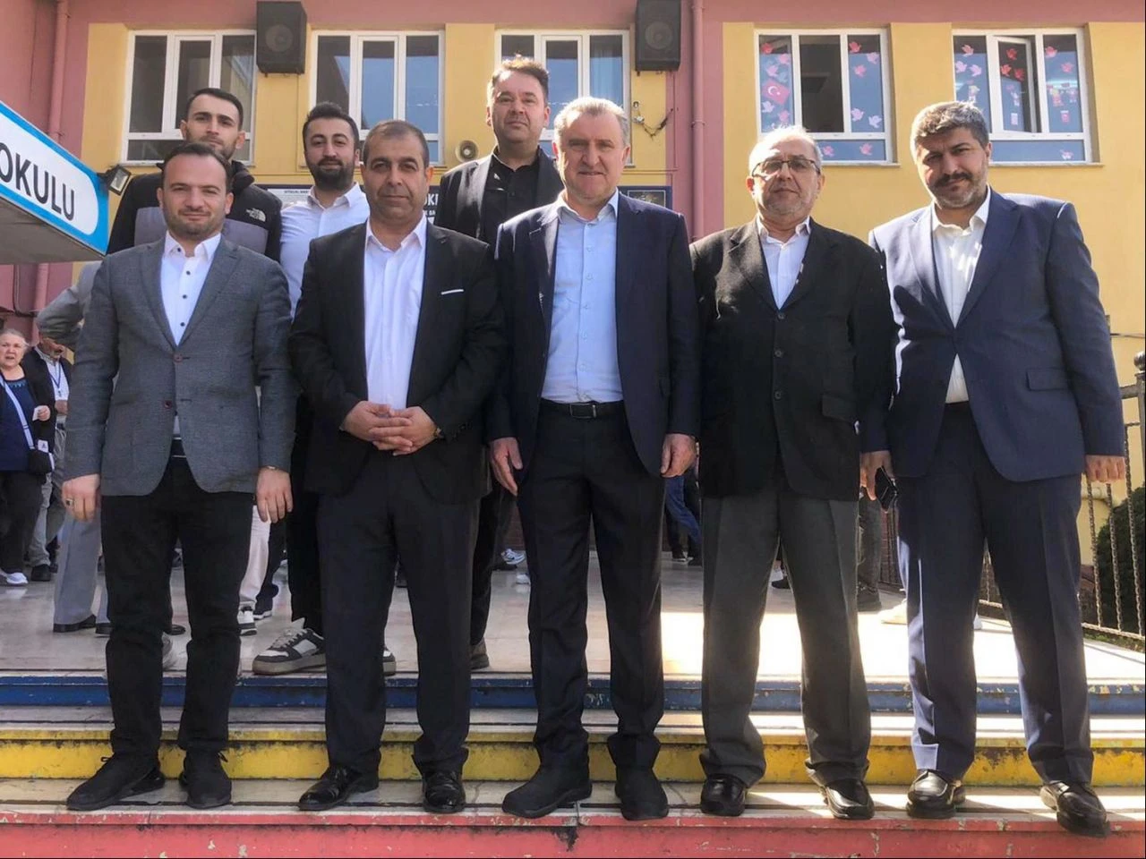 Kimi ailesiyle, kimi tek başına oyunu kullandı! İşte siyasilerin sandık başından yansıyan kareleri - 22. Resim