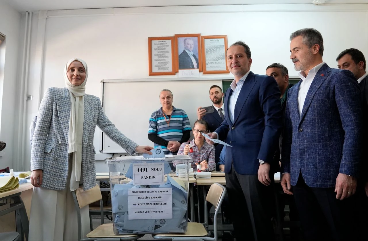 Kimi ailesiyle, kimi tek başına oyunu kullandı! İşte siyasilerin sandık başından yansıyan kareleri - 28. Resim