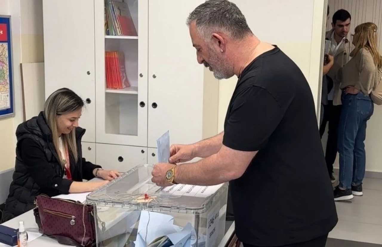 Oyunu kullanan Cem Yılmaz, sandık başındakileri kırdı geçirdi