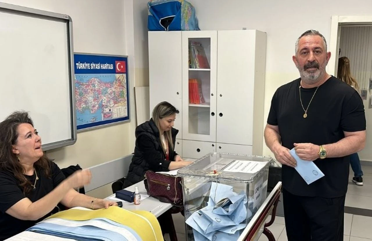 Oyunu kullanan Cem Yılmaz, sandık başındakileri kırdı geçirdi