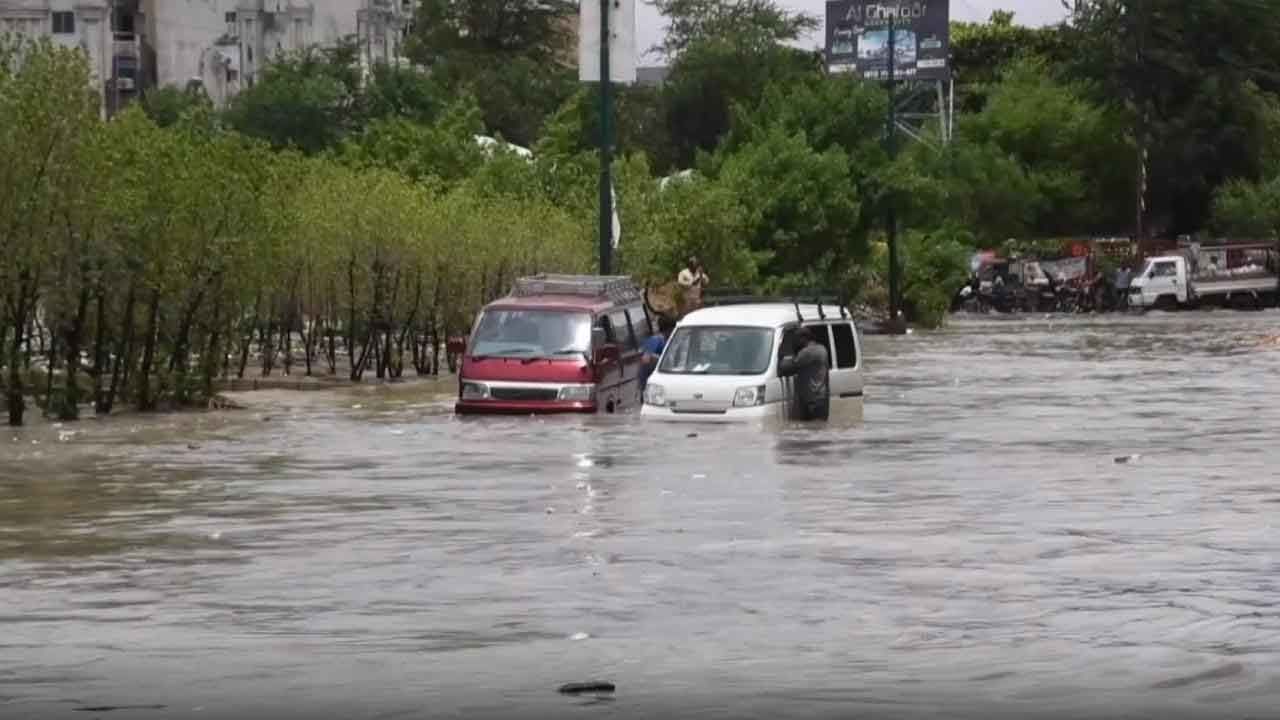 Pakistan sele teslim! 8 ölü, 12 yaralı