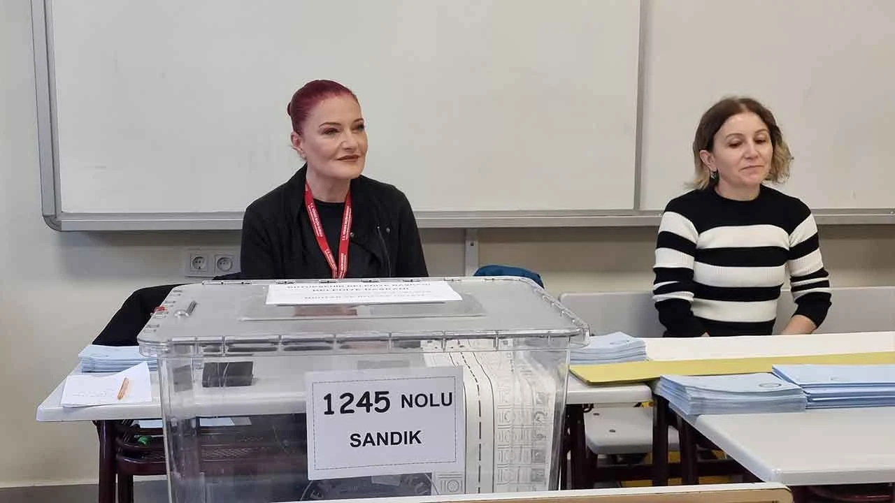 Sandık başında Candan Erçetin sürprizi! Oy vermeye gelenler şaştı kaldı - 1. Resim