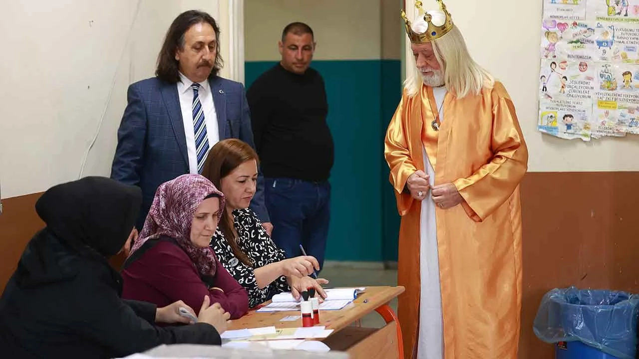 Sandık başında ilginç görüntüler! Kimi kral kimi de astronot kostümüyle oy kullandı... - 3. Resim