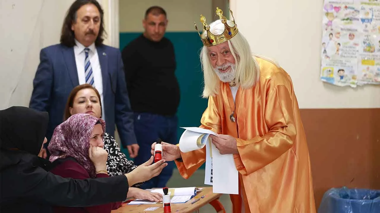 Sandık başında ilginç görüntüler! Kimi kral kimi de astronot kostümüyle oy kullandı... - 4. Resim