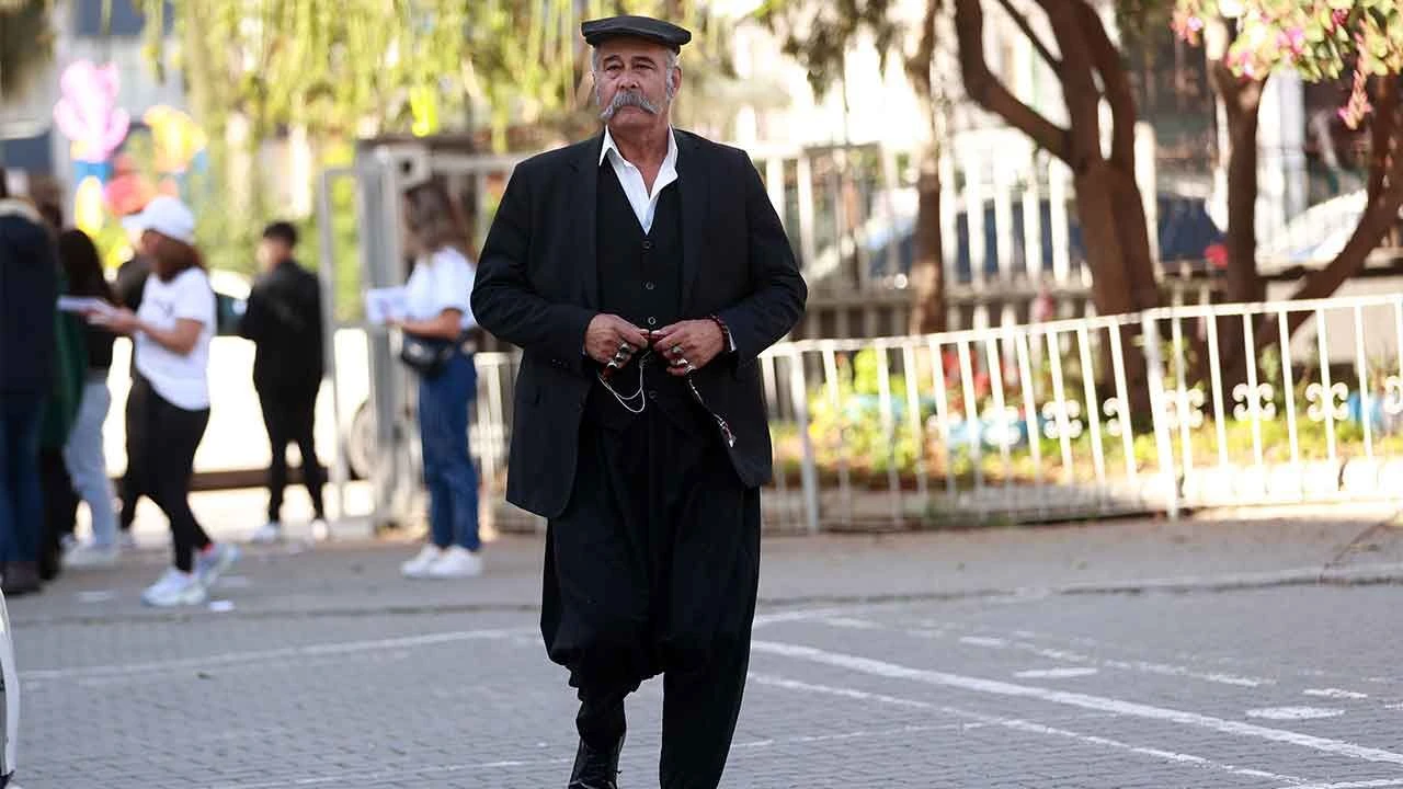 Sandık başında ilginç görüntüler! Kimi kral kimi de astronot kostümüyle oy kullandı... - 1. Resim