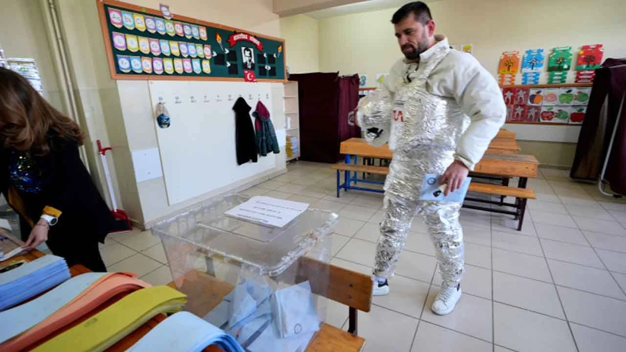 Sandık başında ilginç görüntüler! Kimi kral kimi de astronot kostümüyle oy kullandı... - 5. Resim