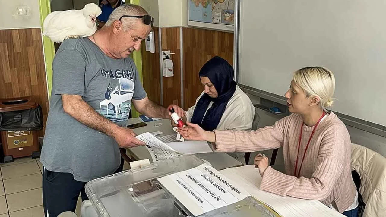 Sandık başında ilginç görüntüler! Kimi kral kimi de astronot kostümüyle oy kullandı... - 7. Resim