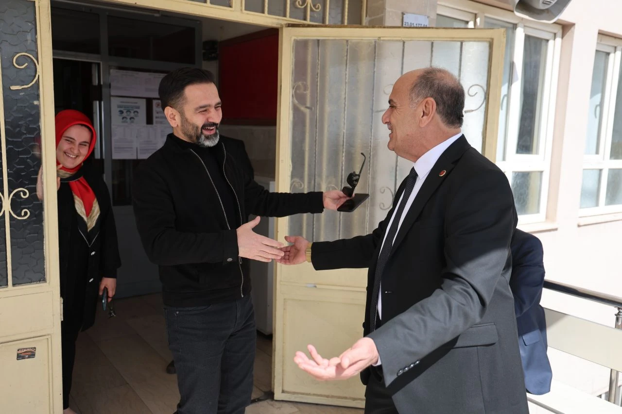 Seçim bitmeden kazandığını ilan etti - 1. Resim