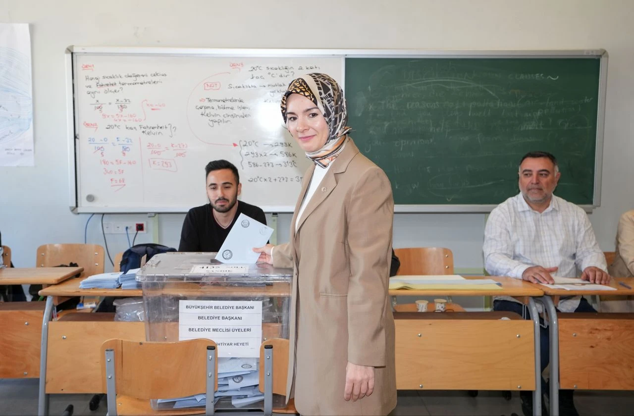 Siyasiler oylarını kullandı - 16. Resim