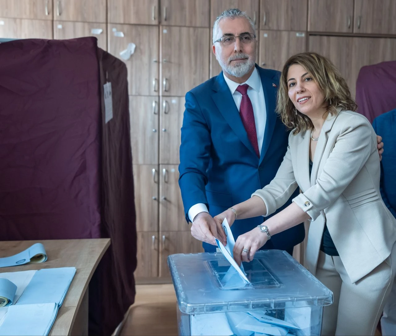 Siyasiler oylarını kullandı - 15. Resim