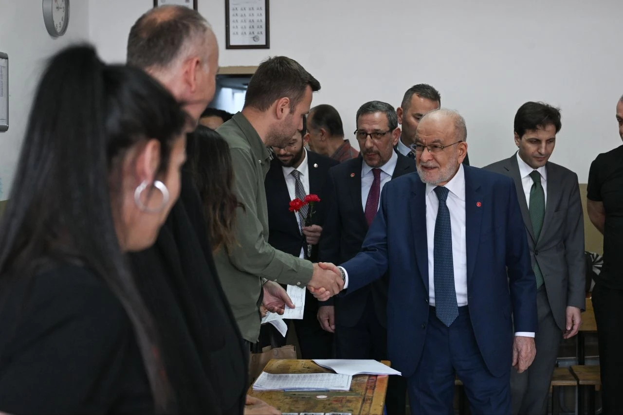 Siyasiler oylarını kullandı - 6. Resim