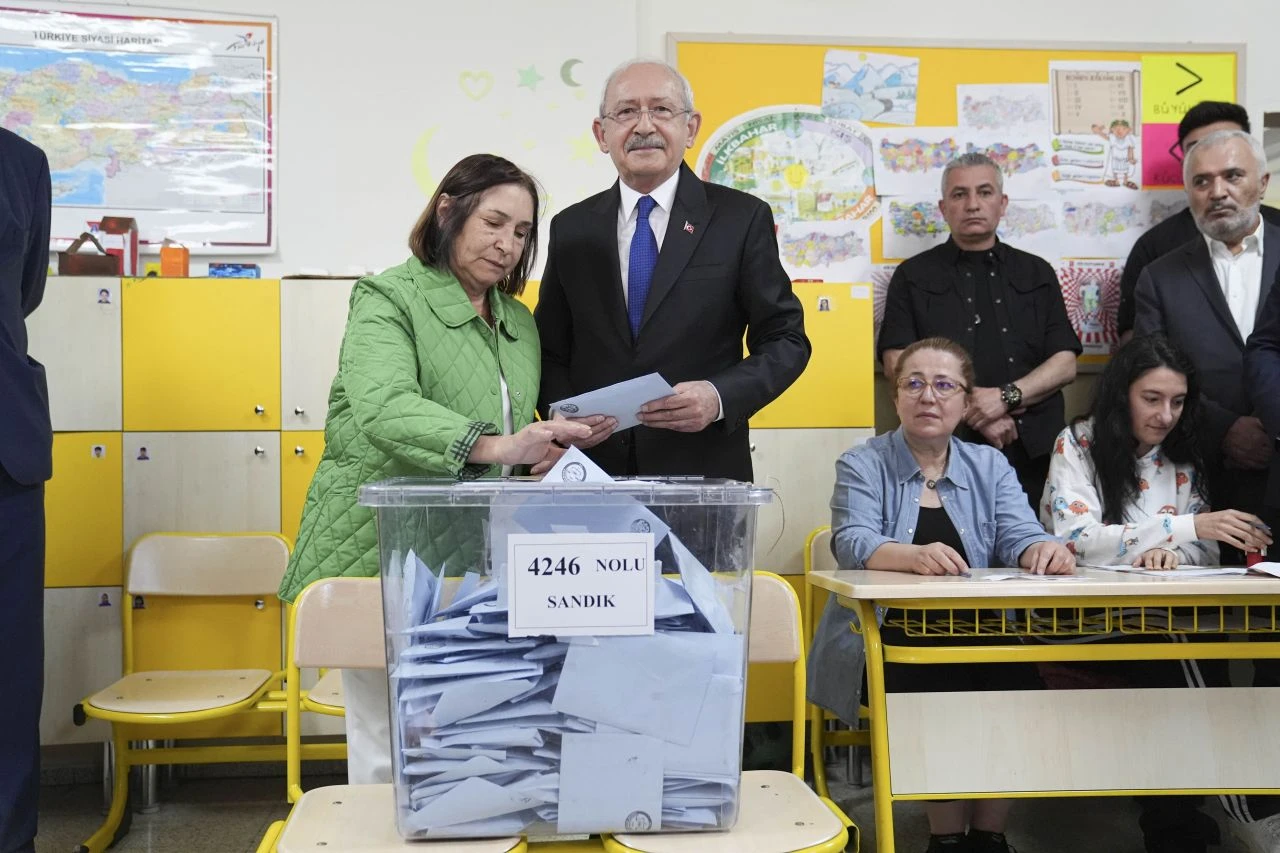 Siyasiler oylarını kullandı - 18. Resim