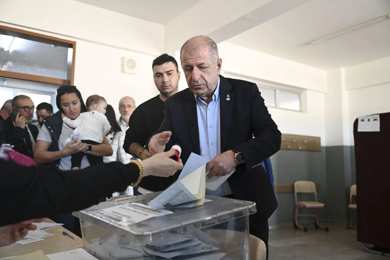 Siyasiler oylarını kullandı - 19. Resim