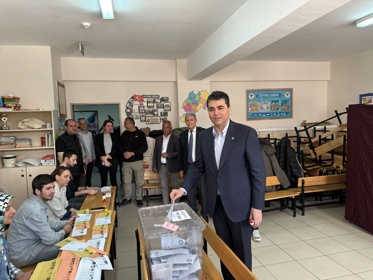 Siyasiler oylarını kullandı - 20. Resim