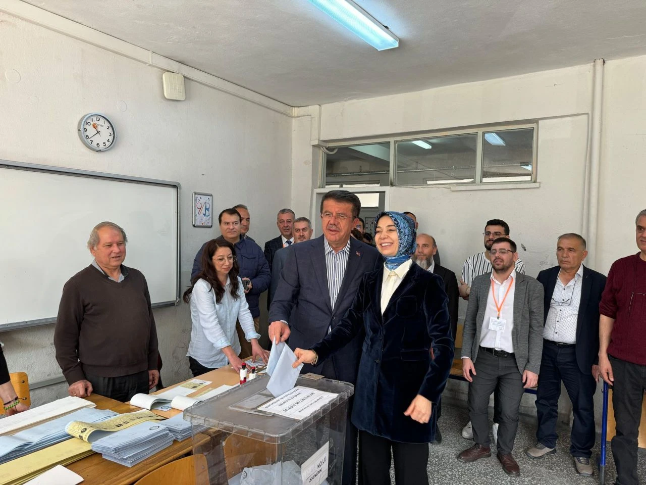 Siyasiler oylarını kullandı - 23. Resim