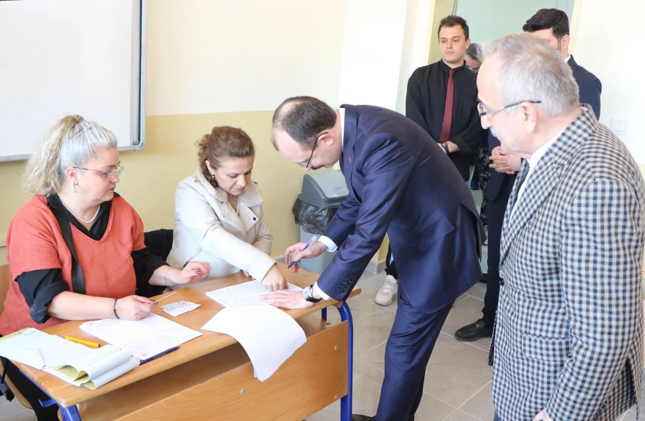 Siyasiler oylarını kullandı - 19. Resim