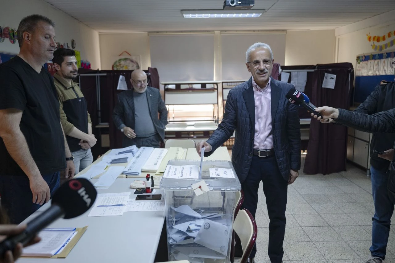 Siyasiler oylarını kullandı - 18. Resim