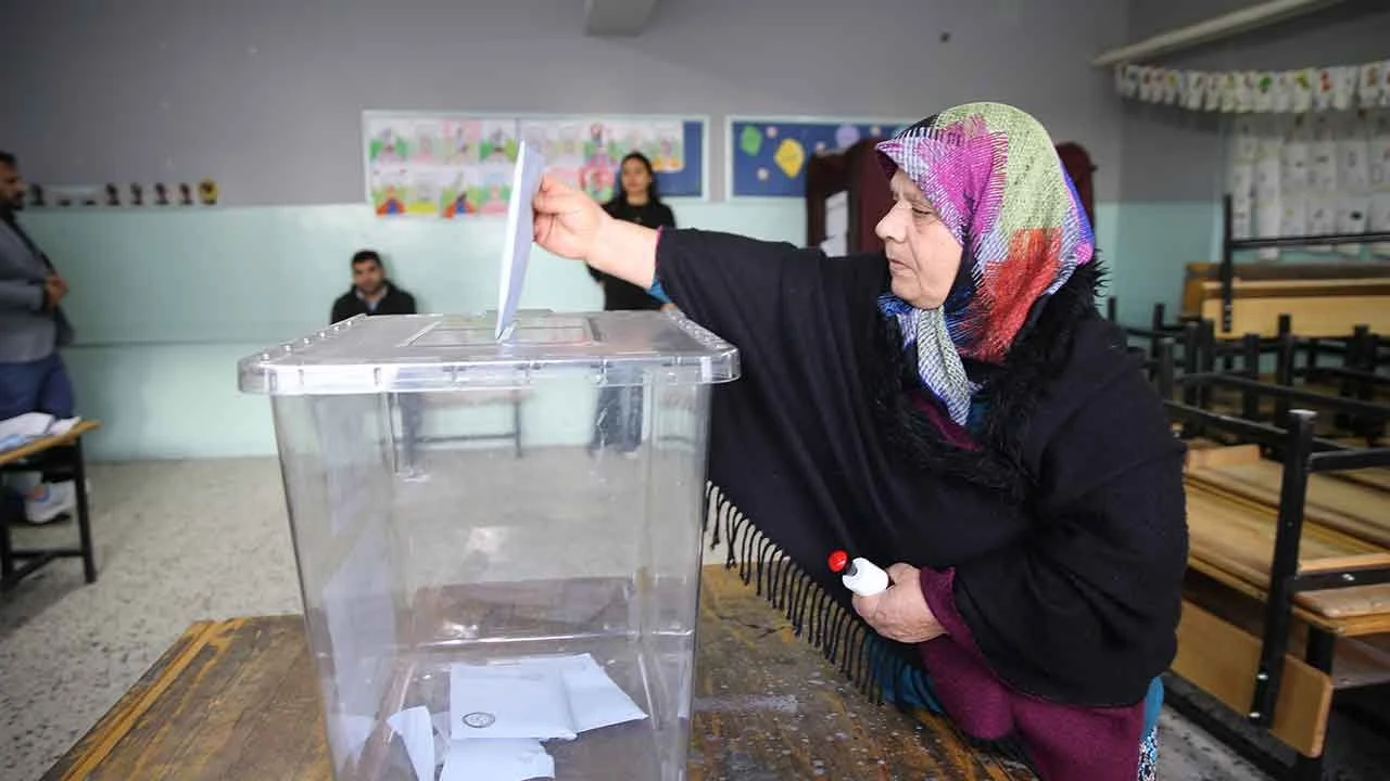Türkiye yerel yöneticilerini seçti: Oy verme işlemi sona erdi