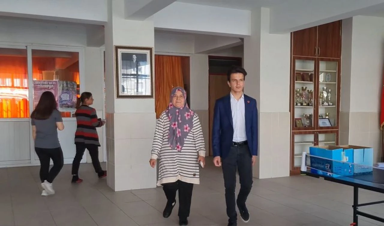 Türkiye'nin en genç belediye başkan adayı oyunu kullandı - 1. Resim