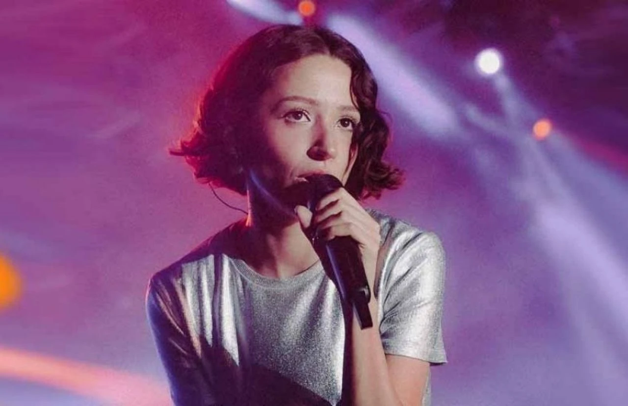 Zeynep Bastık'a yerel seçim tepkisi!  Oy sırasına asistanını koydu