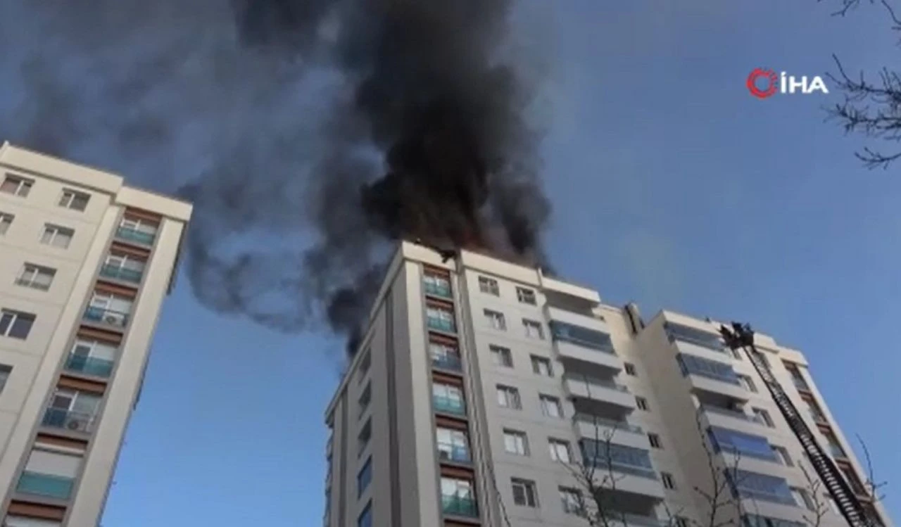 Alevler içinde dehşet: İtfaiye eri söndüremeyince kendini aşağı bıraktı! - 1. Resim