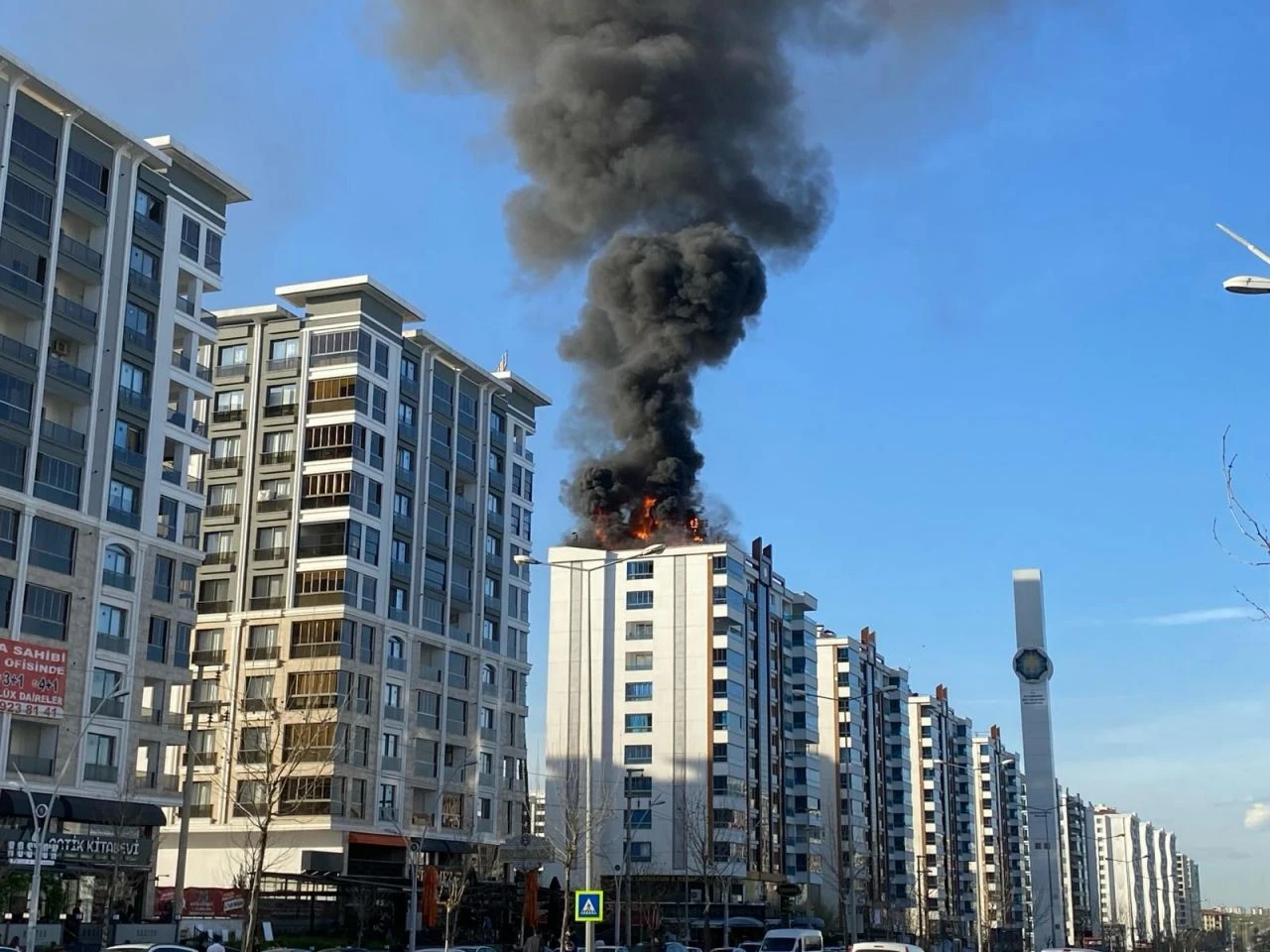 Alevler içinde dehşet: İtfaiye eri söndüremeyince kendini aşağı bıraktı! - 2. Resim