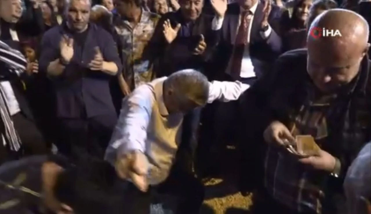 Belediye Başkanından zeybekli zafer kutlaması