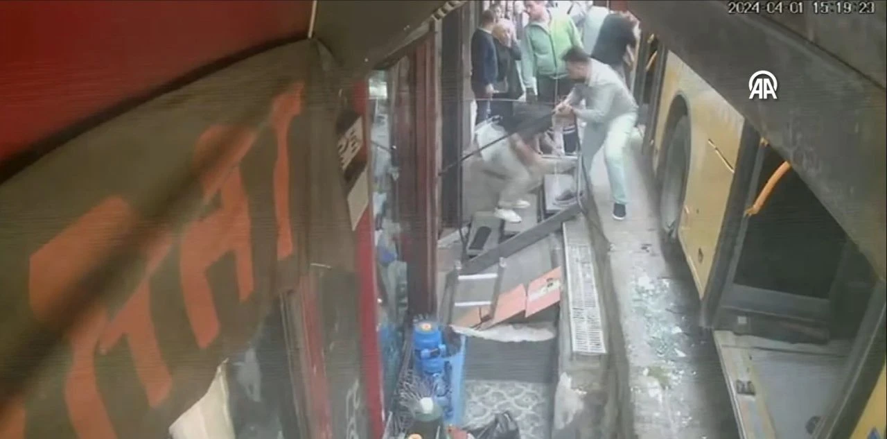 Beyoğlu'nda İETT otobüsü kaldırıma çıktı: Yaralılar var - 1. Resim