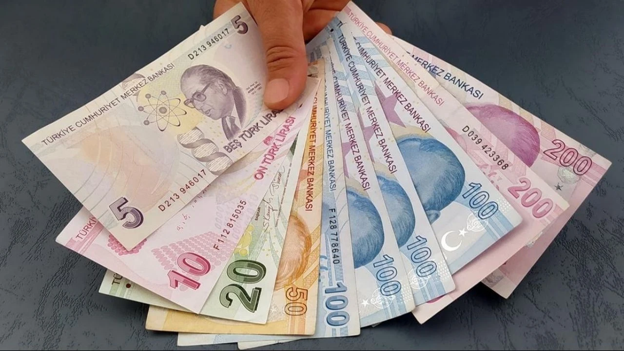 Emekli maaşı taşımak için teklifleri tek tek karşılaştırıyor! 15 bin lira promosyon veren banka hangisi?